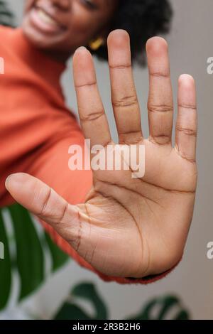 Junge Frau mit Stoppgeste Stockfoto