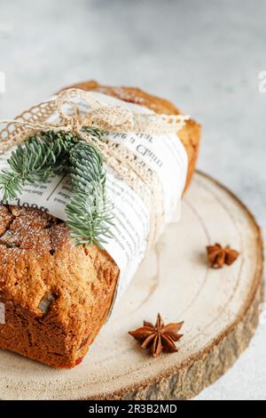 Stollen ist Fruchtbrot aus Nüssen, Gewürzen, getrockneten oder kandierten Früchten, beschichtet mit Puderzucker. Es ist tr Stockfoto