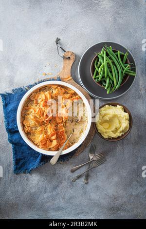 Hühnchen, Lauch- und Pilzkuchen mit Filo-Gebäck, Kartoffelpüree und Bohnen Stockfoto