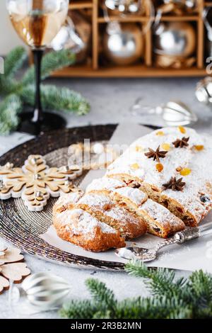 Weihnachtsbacken. Weihnachtskuchen. Stollen ist Fruchtbrot aus Nüssen, Gewürzen, getrockneten oder kandierten Früchten, Mantel Stockfoto