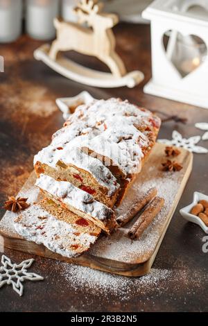 Stollen ist Fruchtbrot aus Nüssen, Gewürzen, getrockneten oder kandierten Früchten, beschichtet mit Puderzucker. Es ist tr Stockfoto