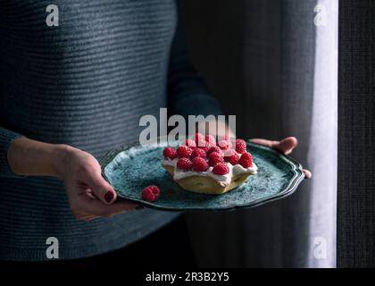 Ein sternförmiger Ricotta-Kuchen mit Himbeeren Stockfoto