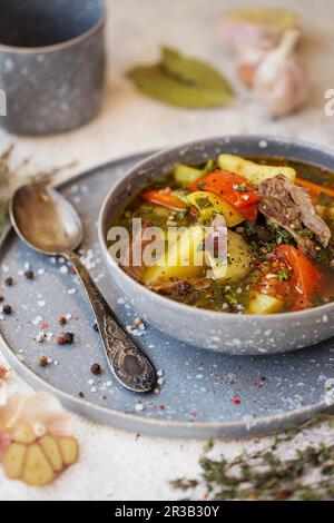 Sherpa: Orientalische Suppe mit Gemüse und Lamm. Shurpa ist eine traditionelle Suppe aus zentralasiatischer Küche Stockfoto