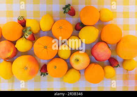 Frische Zitrusfrüchte auf dem Tisch Stockfoto
