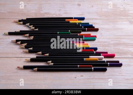Fotografieren Sie verschiedene Bleistifte zum Zeichnen auf dem Tisch Stockfoto