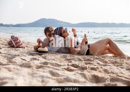 Glückliches Paar, das seine Freizeit am Strand am Strand verbringt Stockfoto