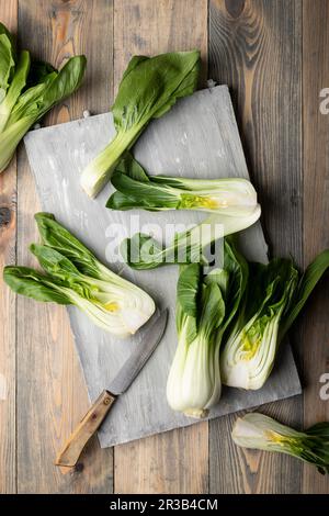 Pak Choy mit dem Messer auf dem Schneidebrett Stockfoto