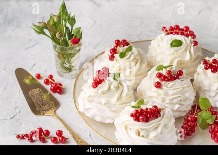 Pavlova-Kuchen mit Sahne und frischen Sommerbeeren. Nahaufnahme von Pavlova Dessert mit Waldfrüchten und Stockfoto