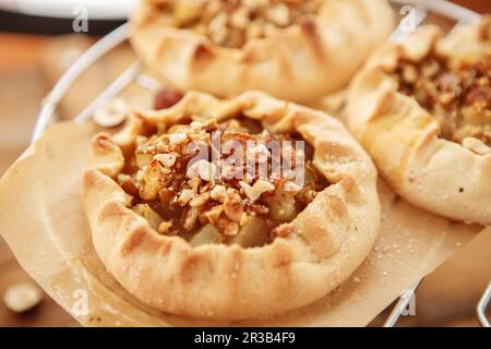Karamellisierte Birne rustikalen Kuchen auf Holzhintergrund, einfache köstliche Dessert Stockfoto