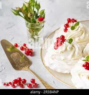 Pavlova-Kuchen mit Sahne und frischen Sommerbeeren. Nahaufnahme von Pavlova Dessert mit Waldfrüchten und Stockfoto