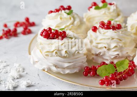 Pavlova-Kuchen mit Sahne und frischen Sommerbeeren. Nahaufnahme von Pavlova Dessert mit Waldfrüchten und Stockfoto