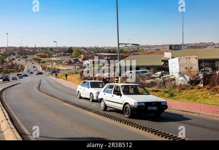 Menschen und Straßen im städtischen Soweto Südafrika Stockfoto