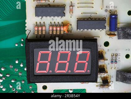 Dreistellige leere Anzeige auf der elektronischen Leiterplatte. Stockfoto