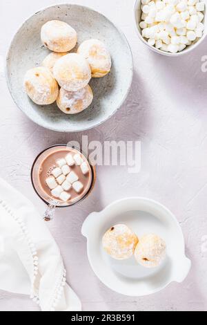 Donuts mit heißer Marshmallow-Schokolade Stockfoto