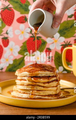 Amerikanische Pfannkuchen mit Ahornsirup Stockfoto