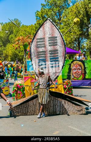 Schwimmer und schicke Kostüme beim Gauteng Carnival in Pretoria Stockfoto