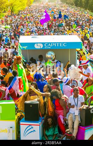 Schwimmer und schicke Kostüme beim Gauteng Carnival in Pretoria Stockfoto