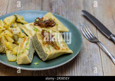 Schwäbische Ravioli mit Kartoffelsalat Stockfoto