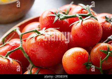 Frisch gewaschene Tomaten (Nahaufnahme) Stockfoto