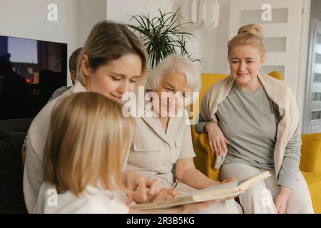 Familie mit mehreren Generationen und Fotoalbum zu Hause Stockfoto