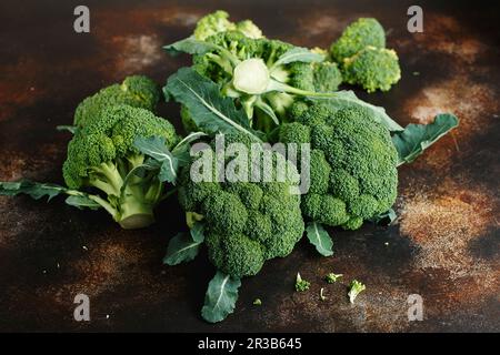 Frischer grüner Brokkoli auf dunkelbraunem Hintergrund. Makro-Fotogrün-Frischgemüse-Brokkoli. Grünes V Stockfoto