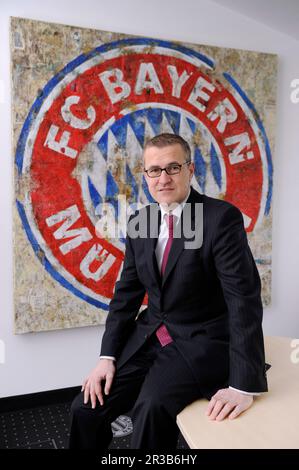 Medienberichten zufolge soll der derzeitige stellvertretende Verwaltungsvorsitzende des FC Bayern, Jan-Christian Dreesen, Oliver Kahn als Verwaltungsvorsitzenden ersetzen. ARCHIVFOTO; Jan Christian Dreesen, CFO FC Bayern Munich AG, Geschäftsführer (Nachfolger von Karl Hopfner), Einzelbild, abgeschnittenes Einzelmotiv, Halblängenporträt, Porträt, Porträt, Porträt, vor einem Bayern-Wappen, Logo, Fußball, League 1, 1. Bundesliga, FC Bayern München.27.02.2013. © SVEN SIMON, Princess-Luise-Str.41#45479 Muelheim/Ruhr#Tel. 0208/9413250#Fax 0208/9413260#GLSB Bankkontonummer: 4030 025 100, BLZ 430 609 Stockfoto
