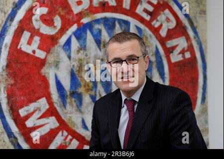 Medienberichten zufolge soll der derzeitige stellvertretende Verwaltungsvorsitzende des FC Bayern, Jan-Christian Dreesen, Oliver Kahn als Verwaltungsvorsitzenden ersetzen. ARCHIVFOTO; Jan Christian Dreesen, CFO FC Bayern Munich AG, Geschäftsführer (Nachfolger von Karl Hopfner), Einzelbild, abgeschnittenes Einzelmotiv, Halblängenporträt, Porträt, Porträt, Porträt, vor einem Bayern-Wappen, Logo, Fußball, League 1, 1. Bundesliga, FC Bayern München.27.02.2013. © SVEN SIMON, Princess-Luise-Str.41#45479 Muelheim/Ruhr#Tel. 0208/9413250#Fax 0208/9413260#GLSB Bankkontonummer: 4030 025 100, BLZ 430 609 Stockfoto