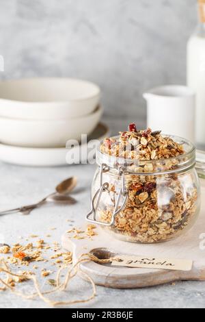 Bio-Müsli mit Hafer, Nüssen und getrockneten Beeren. Müsli in einem Glasgefäß. Gesunde ve Stockfoto