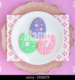 Farbenfroh dekorierte Plätzchen mit Ostereiermotiv Stockfoto