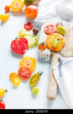 Tomaten-Stillleben mit Tomatenscheiben in verschiedenen Farben Stockfoto