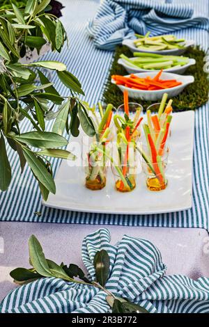 Pinzimonio di verdure (Gemüsestangen mit Dips, Italien) Stockfoto