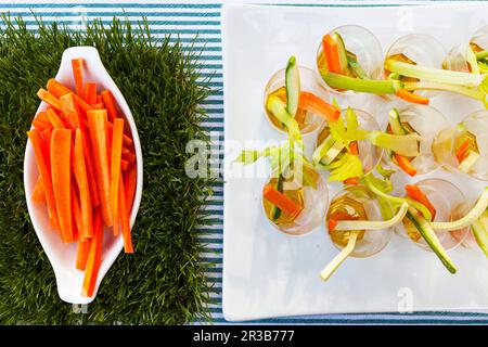 Pinzimonio di verdure (Gemüsestangen mit Dips, Italien) Stockfoto