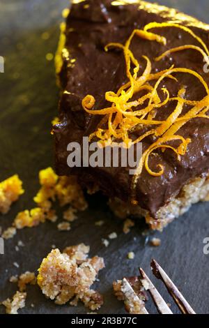 Vegane rohe Schokoladentorte mit Avocado-Kakao-Creme Stockfoto