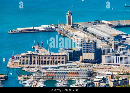 Erhöhter Panoramablick auf den V&A Waterfront Harbor in Kapstadt, Südafrika Stockfoto