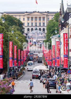 Die Karl Johan Street in Oslo, Norwegen, ist an einem sonnigen Sommertag überfüllt. Der Königspalast ist im Hintergrund zu sehen. Stockfoto