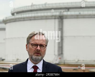 Nelahozeves, Tschechische Republik. 23. Mai 2023. Der tschechische Premierminister Petr Fiala besucht das Unternehmen Mero CR - die zentrale Öltankanlage in Nelahozeves, Tschechische Republik, am 23. Mai 2023. Öllieferungen aus Italien werden den Bedarf Tschechiens decken ab 2025 stimmte Mero der Erweiterung der TAL-Pipeline zu. Dies wird die Abhängigkeit vom russischen Öl beenden, sagte Fiala. Kredit: Michal Krumphanzl/CTK Photo/Alamy Live News Stockfoto
