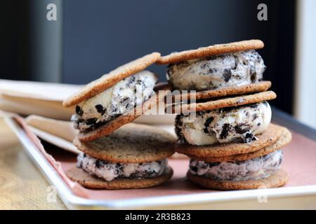 Ein Haufen übergroßer Kekse und Sandwiches mit Eiscreme Stockfoto