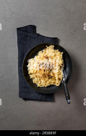 Käsesaetzle mit geschmorten Zwiebeln und Pfeffer Stockfoto