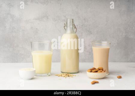 Reismilch, Hafermilch und Mandelmilch Stockfoto