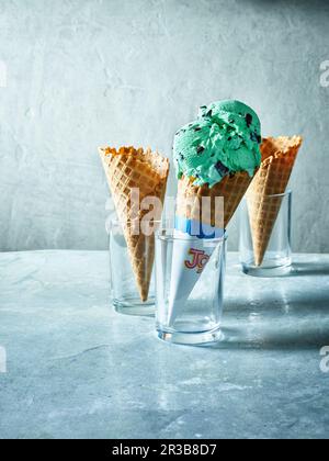 Mint Chip Ice Cream in Waffle Cone Stockfoto