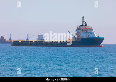 Offshore-Versorgungsschiff . Segelschiff für Gezeitenwasser Stockfoto