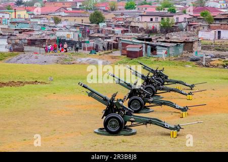 Artillerie Kanonengewehre in der örtlichen Gemeinde Stockfoto