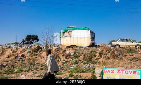 Müllsammler recyceln, Glasflaschen sortieren, im städtischen Soweto Südafrika Stockfoto