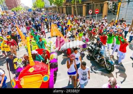 Schwimmer und schicke Kostüme beim Gauteng Carnival in Pretoria Stockfoto