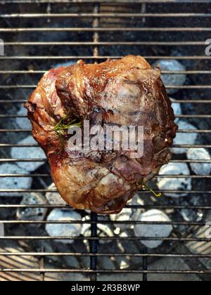 Gegrillte Lammkeule auf einem Grillregal Stockfoto