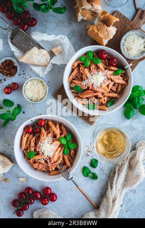 Penne alla Vodka – Nudeln mit Wodka und Tomatensoße Stockfoto