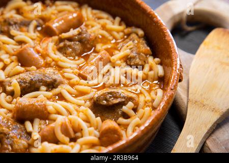 Spanische Fideos a la Cazuela mit Schweinewürsten und Rippchen Stockfoto