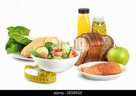 Zusammensetzung von Gemüsesalat in weißer Schüssel, rohem Lachssteak, Huhn, frischem Saft mit Maßband auf weißem Hintergrund isoliert Stockfoto