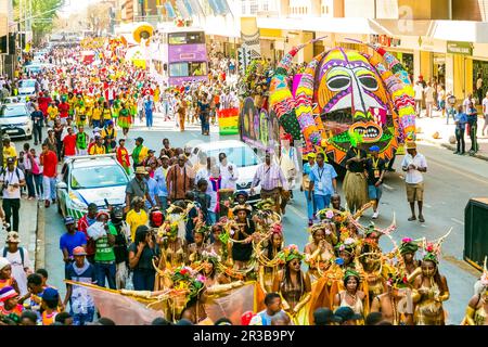 Schwimmer und schicke Kostüme beim Gauteng Carnival in Pretoria Stockfoto