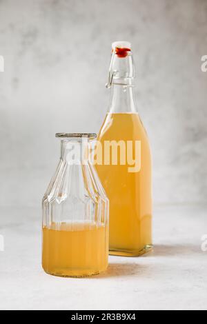 Hausgemachter Apfeltee aus Earl Grey Tee und gedünsteten Äpfeln Stockfoto